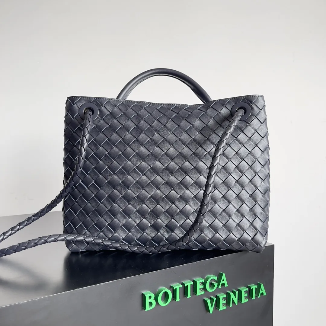 The 2023 new Andiamo batch of 2260 BV has been shipped‼ ️Really popular🔥The new Andiamo woven handbag launched by Bottega Veneta this season is really popular all over the world! ! Celebrities at home and abroad have worn it, and Oscar-winning actress Michelle Yeoh has taken it out on the street. Song Jia, Trai Yara, Yu Feihong, Sanji Ayaka, Rosie Hunting-Whiteley, Yoshioka Riho, etc. have all picked up this bag. It is classic and versatile, showing off its temperament, and the bag capacity is also large, which is very convenient for daily commuting! ! A variety of carrying methods, the shoulder straps can be adjusted by yourself, the original lambskin feels soft and delicate, and the unisex style breaks the gender boundaries and brings a more practical and long-lasting use experience. Andiamo, which has both elegant and casual styles, perfectly interprets the true appearance of "fashionable old money style". Style number: 743572 Size: 32*24*12